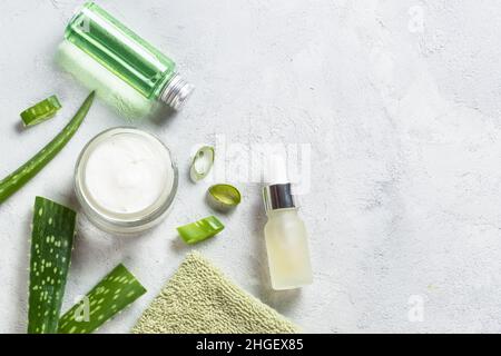 Aloe Vera Kosmetik am Steintisch Blick von oben. Stockfoto