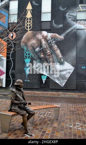 Eine Statue von William Shakespeare von Raphael Maklouf & Hayley Gibb in der Theater Courtyard Gallery in Shoreditch, dem Ort des elisabethanischen Theaters. Stockfoto