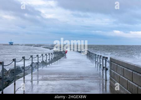 Herne Bay - Neptuns Arm in rauer See bei Flut Stockfoto