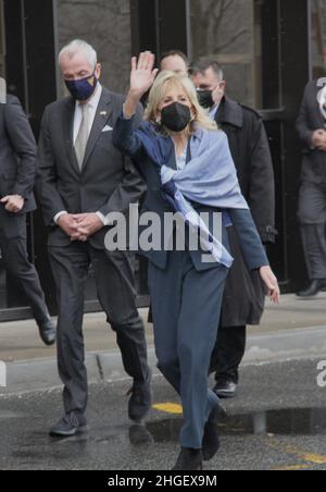 New Jersey, USA. 20th Januar 2022. Die USA First Lady, Jill Biden und New Jersey Gov. Phil Murphy besucht das Bergen Community College in New Jersey und spricht mit der Presse über neue Ressourcen und Dienstleistungen, die Studenten und ihren Familien im Rahmen des amerikanischen Rettungsplans angeboten werden. Der Bildungsminister Miguel Cardona nimmt ebenfalls an diesem Besuch Teil. (Bild: © Niyi Fote/TheNEWS2 via ZUMA Press Wire) Stockfoto