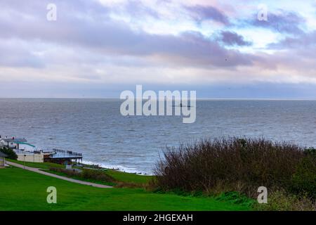 Herne Bay - die alte Pierhead von den Downs aus gesehen mit dem fernen Blick auf Southend dahinter an einem kalten Dezembermorgen. Stockfoto