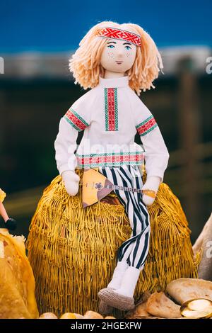 Belarussische Volkspuppe. Nationale Volkspuppen Sind Beliebte Souvenirs Aus Weißrussland Stockfoto