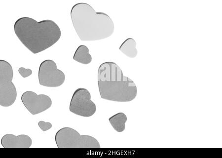 Graue Herzen auf weißem Hintergrund zum Valentinstag Stockfoto