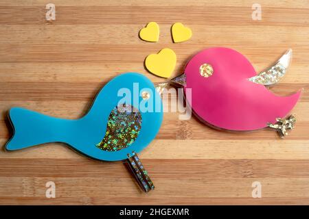 Glückliches Paar verliebte Vögel auf einem Holztisch, Valentine-Konzept Stockfoto