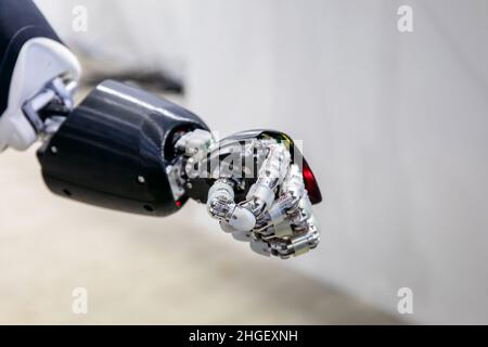 Detail des Arms eines Roboters, der die komplexen Bewegungen eines menschlichen Gelenks originalgetreu wiedergibt. Fortschrittliche Technologie. Stockfoto