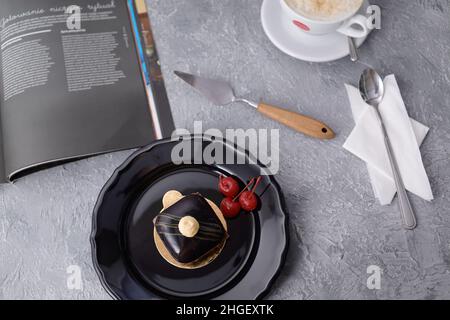 Rotes Dessert auf einem Keks, Himbeer-Diät-Dessert in einem Schnitt. Stockfoto