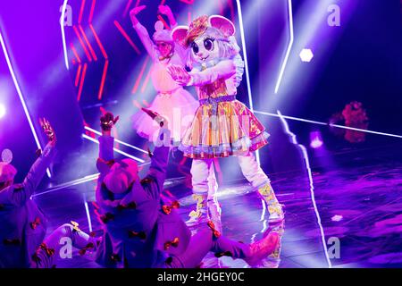 Köln, Deutschland. 20th Januar 2022. Die Figur 'The Mouse' ist in der ProSieben-Show 'The Masked Dancer' auf der Bühne. Quelle: Rolf Vennenbernd/dpa/Alamy Live News Stockfoto