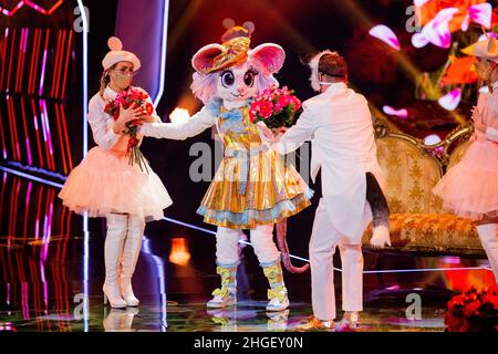 Köln, Deutschland. 20th Januar 2022. Die Figur 'The Mouse' ist in der ProSieben-Show 'The Masked Dancer' auf der Bühne. Quelle: Rolf Vennenbernd/dpa/Alamy Live News Stockfoto