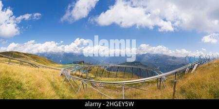 Monte Tamaro, Schweiz. 25. Juli 2015 Panoramablick auf die Rodelbahn am Naherholungsgebiet Gipfel der Alpen Stockfoto