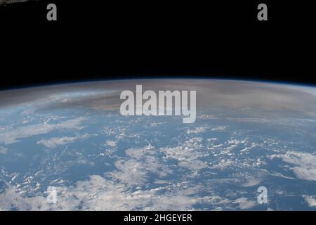 Internationale Raumstation, Erdorbit. 16. Januar 2022. Eine riesige atmosphärische Wolke aus dem heftigen Ausbruch des unter Wasser liegenden Vulkans Hunga Tonga-Hunga Ha'apai, aufgenommen von Astronauten an Bord der Internationalen Raumstation, 269 Meilen über dem Pazifischen Ozean, am 16. Januar 2022 in Earth Orbit. Die Explosion schickte eine Aschewolke 100.000 Fuß in die obere Atmosphäre und Tsunami-Wellen bis nach Kalifornien. Quelle: NASA Photo/Alamy Live News Stockfoto