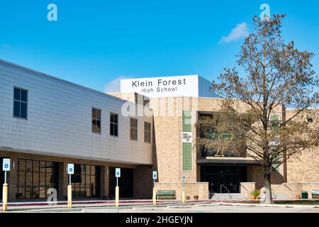 Houston, Texas USA 12-24-2021: Außenansicht der Klein Forest High School in Houston, TX. Teil der Klein ISD, gegründet 1979. Stockfoto