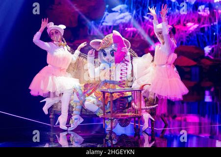 Köln, Deutschland. 20th Januar 2022. Die Figur 'The Mouse' ist in der ProSieben-Show 'The Masked Dancer' auf der Bühne. Quelle: Rolf Vennenbernd/dpa/Alamy Live News Stockfoto