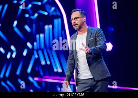 Köln, Deutschland. 20th Januar 2022. Matthias Opdenhövel, Moderator, ist in der ProSieben-Show 'The Masked Dancer' auf der Bühne. Quelle: Rolf Vennenbernd/dpa/Alamy Live News Stockfoto