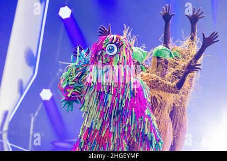 Köln, Deutschland. 20th Januar 2022. Die Figur 'der Zottel' ist in der ProSieben-Show 'The Masked Dancer' auf der Bühne. Quelle: Rolf Vennenbernd/dpa/Alamy Live News Stockfoto