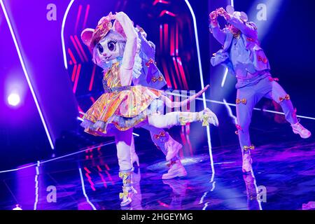 Köln, Deutschland. 20th Januar 2022. Die Figur 'The Mouse' ist in der ProSieben-Show 'The Masked Dancer' auf der Bühne. Quelle: Rolf Vennenbernd/dpa/Alamy Live News Stockfoto