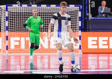 GRONINGEN, NIEDERLANDE - 20. JANUAR: Alamikkotervo aus Finnland läuft mit dem Ball während des Futsal-EM-2022-Spiel der Männer zwischen Italien und Finnland auf Martiniplaza am 20. Januar 2022 in Groningen, Niederlande (Foto: Andre Weening/Orange Picles) Stockfoto