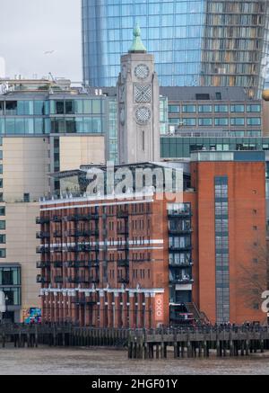 Mit Blick auf die Themse in London: Der OXO Tower mit dem neuen Blackfriars-Gebäude, auch bekannt als 'The Vase' oder die 'TrouserBulge' dahinter. Stockfoto