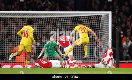 Die Liverpooler Diogo Jota (zweite rechts) erzielt beim Halbfinale des Carabao Cup im Emirates Stadium, London, das erste Tor ihrer Spielmannschaft. Bilddatum: Donnerstag, 20. Januar 2022. Stockfoto