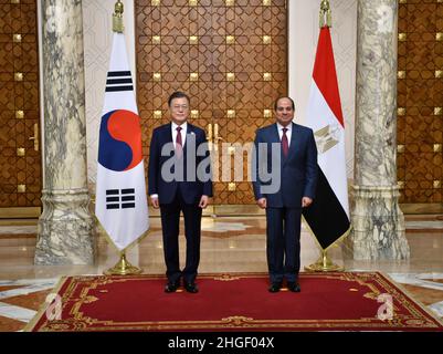 (220120) -- KAIRO, 20. Januar 2022 (Xinhua) -- der ägyptische Präsident Abdel-Fattah al-Sisi (R) posiert für Fotos mit dem Besuch des südkoreanischen Präsidenten Moon Jae-in in Kairo, Ägypten, am 20. Januar 2022. Der ägyptische Präsident Abdel-Fattah al-Sisi und sein südkoreanischer Amtskollege Moon Jae-in haben sich am Donnerstag darauf geeinigt, wie wichtig es ist, die gemeinsame Zusammenarbeit zur Unterstützung der ägyptischen Vision zu stärken, sagte das ägyptische Präsidialamt in einer Erklärung. (Ägyptische Präsidentschaft/Handout über Xinhua) Stockfoto