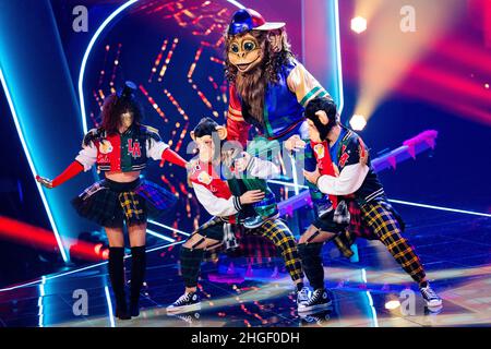 Köln, Deutschland. 20th Januar 2022. Die Figur 'The Monkey' ist in der ProSieben-Show 'The Masked Dancer' auf der Bühne. Quelle: Rolf Vennenbernd/dpa/Alamy Live News Stockfoto