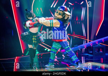 Köln, Deutschland. 20th Januar 2022. Die Figur 'The Monkey' ist in der ProSieben-Show 'The Masked Dancer' auf der Bühne. Quelle: Rolf Vennenbernd/dpa/Alamy Live News Stockfoto