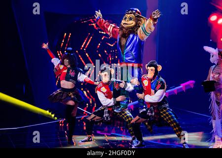Köln, Deutschland. 20th Januar 2022. Die Figur 'The Monkey' ist in der ProSieben-Show 'The Masked Dancer' auf der Bühne. Quelle: Rolf Vennenbernd/dpa/Alamy Live News Stockfoto