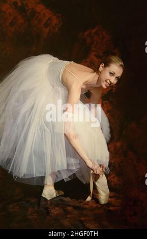 02/03/2022 Moskau Russland. Ballerina schnürte ihre spitzenschuhe und schaute auf die Kamera Stockfoto