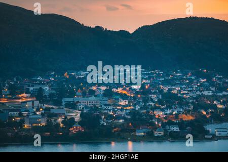 Alesund, Norwegen. Nachtansicht Des Wohnviertels In Der Skyline Von Alesund. Stadtbild Im Sommermorgen Stockfoto