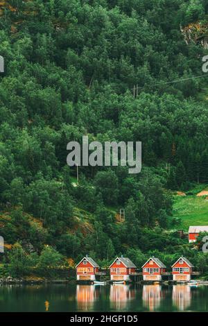 Flam, Norwegen. Berühmte Rote Hölzerne Docks Im Sommerabend. Kleine Touristenstadt Flam Auf Der Westseite Norwegens Tief In Fjorden. Berühmt Für Norwegisch Stockfoto