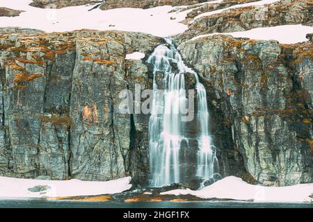 Straße Aurlandsfjellet, Norwegen. Wasserfall Flotvatnet In Spring Snowy Landscape. Malerische Route Road Im Sommer Norwegische Landschaft. Natürliches Norwegisch Stockfoto