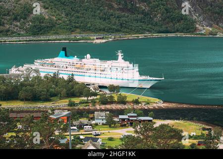 Eidfjord, Norwegen. Stockholm, Schweden. Touristische Schiff oder Fähre Boot Liner Günstig in der Nähe der Hafen im Sommer Tag. Berühmten norwegischen Sehenswürdigkeiten und Beliebte Stockfoto