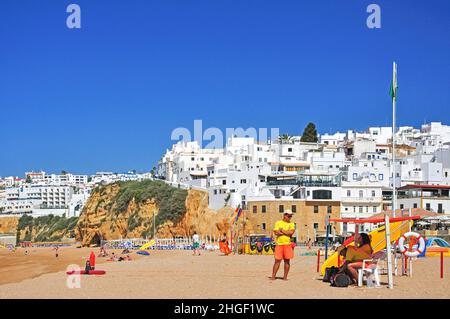 Praia dos Pescadores und Altstadt, Albufeira, Algarve, Portugal Stockfoto