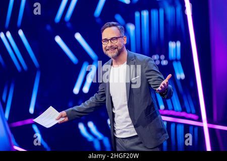 Köln, Deutschland. 20th Januar 2022. Matthias Opdenhövel, Moderator, ist in der ProSieben-Show 'The Masked Dancer' auf der Bühne. Quelle: Rolf Vennenbernd/dpa/Alamy Live News Stockfoto