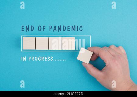 Die Worte Ende der Pandemie stehen auf einem blauen Hintergrund, Stopp der laufenden Vorschriften des Covid-19, wieder normal Stockfoto