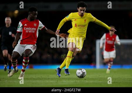 LONDON, GROSSBRITANNIEN. JAN 20th der Ball bleibt unter dem Druck von Bukayo Saka während des Carabao Cup-Spiels zwischen Arsenal und Liverpool am Donnerstag, dem 20th. Januar 2022, im Emirates Stadium, London, an den Füßen von Curtis Jones. (Kredit: Tom West | MI News) Kredit: MI Nachrichten & Sport /Alamy Live News Stockfoto