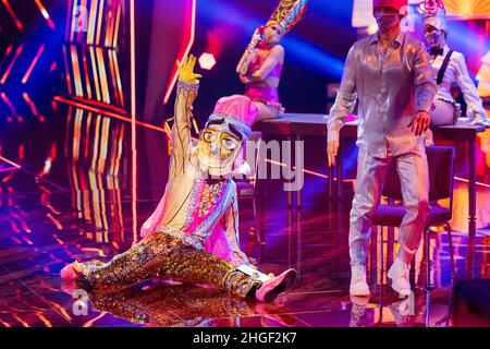 Köln, Deutschland. 20th Januar 2022. Die Figur 'The Crayon' ist in der ProSieben-Show 'The Masked Dancer' auf der Bühne. Quelle: Rolf Vennenbernd/dpa/Alamy Live News Stockfoto