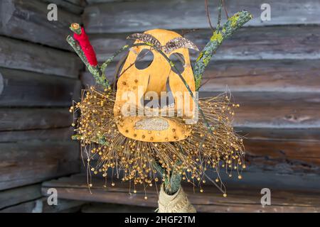 Meteņi Mummende Maske mit Bart, aus Stäben, Zweigen und Rinde, die in einer Blockhütte wohnt Stockfoto