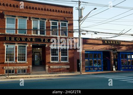 Eine Straßenszene im Old Port District von Portland, Maine. Stockfoto