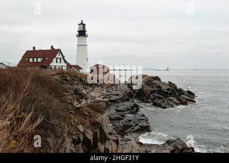 Portland Head Leuchtturm im Fort Williams Park in Cape Elizabeth, direkt außerhalb von Portland, Maine an der Casco Bay. Stockfoto