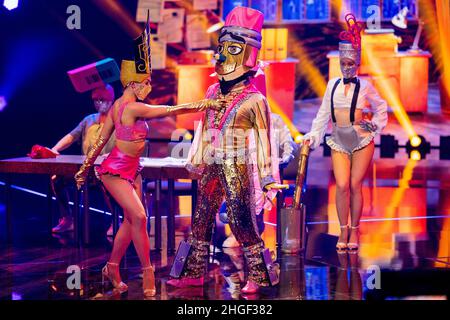 Köln, Deutschland. 20th Januar 2022. Die Figur 'The Crayon' ist in der ProSieben-Show 'The Masked Dancer' auf der Bühne. Quelle: Rolf Vennenbernd/dpa/Alamy Live News Stockfoto