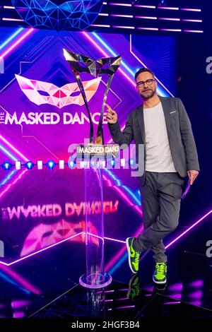 Köln, Deutschland. 20th Januar 2022. Matthias Opdenhövel, Moderator, ist in der ProSieben-Show 'The Masked Dancer' auf der Bühne. Quelle: Rolf Vennenbernd/dpa/Alamy Live News Stockfoto