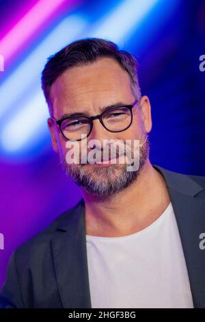 Köln, Deutschland. 20th Januar 2022. Matthias Opdenhövel, Moderator, ist in der ProSieben-Show 'The Masked Dancer' auf der Bühne. Quelle: Rolf Vennenbernd/dpa/Alamy Live News Stockfoto