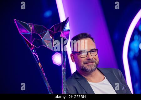 Köln, Deutschland. 20th Januar 2022. Matthias Opdenhövel, Moderator, ist in der ProSieben-Show 'The Masked Dancer' auf der Bühne. Quelle: Rolf Vennenbernd/dpa/Alamy Live News Stockfoto