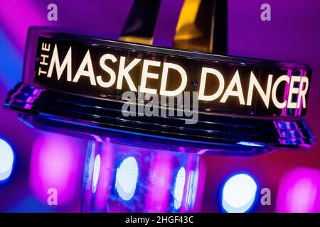 Köln, Deutschland. 20th Januar 2022. Die Siegertrophäe wird in der ProSieben-Show „The Masked Dancer“ auf der Bühne stehen. Quelle: Rolf Vennenbernd/dpa/Alamy Live News Stockfoto