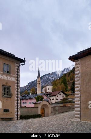 Blick auf die Kirche von San Mauritius in Zernez Stockfoto