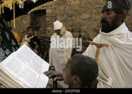 Feierliche Lesung eines Priesters in der Kirche von Nakuto Lab in der Nähe von Lalibela, Region Amhara, Äthiopien Stockfoto