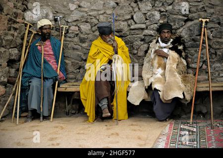 Drei Pilger in der Nakuto Lab Kirche in der Nähe von Lalibela, Amhara Region, Äthiopien Stockfoto