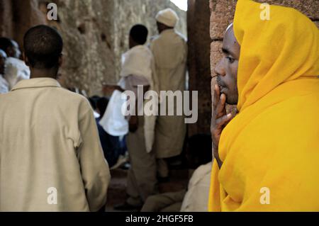 Pilger verlor in seinen Gedanken in Lalibela, Amhara Region, Äthiopien Stockfoto
