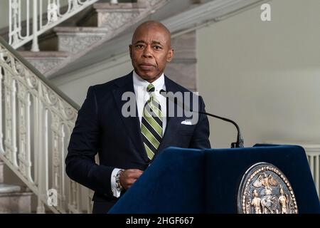 New York, New York, USA. 19th Januar 2022. Bürgermeister Eric Adams spricht während der Ankündigung, das Büro für Technologie und Innovation zu schaffen und die Exekutivbestellung in der Rathausrotunde zu signinng. Die neue Agentur wird alle städtischen Technologieagenturen unter einer einzigen Behörde zusammenführen, um ihre Abläufe zu optimieren und die Zusammenarbeit zwischen den Behörden zu fördern. Chief Technology Officer Matthew Fraser wird die neue Agentur leiten. (Bild: © Lev Radin/Pacific Press via ZUMA Press Wire) Stockfoto