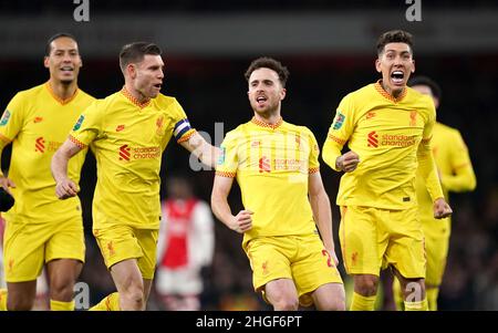 Die Liverpooler Diogo Jota (zweite rechts) feiert das zweite Tor ihrer Spielmannschaft während des Carabao Cup-Halbfinales im Emirates Stadium, London. Bilddatum: Donnerstag, 20. Januar 2022. Stockfoto